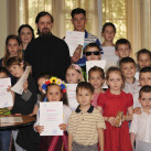 Священник благочиния вручил сертификаты ученикам столичной школы