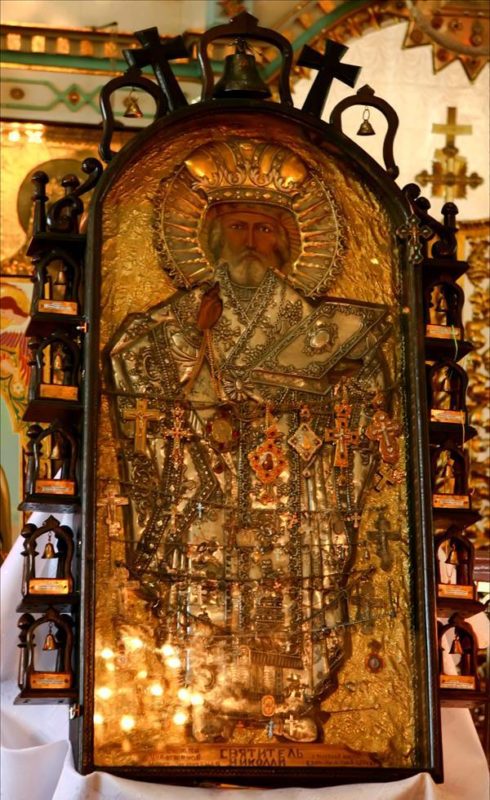 В Феодоровской церкви пребывает чудотворная икона святого Николая